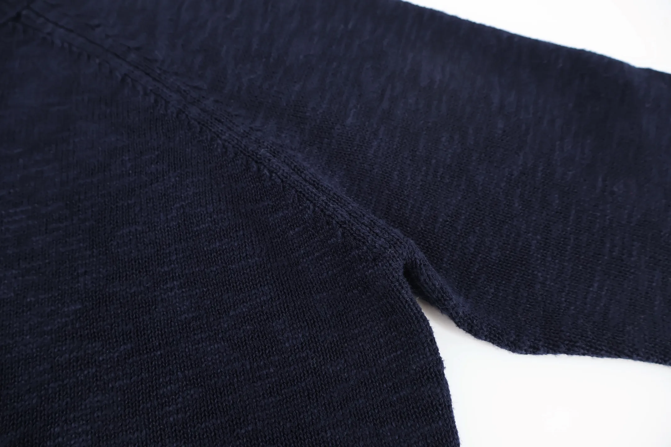 P460 Stone Island Stone Island embroidered sweater (blue). The original version was purchased and developed for 4,050 yuan. It is woven with yarn knitted from 58% wool and 42% nylon. The classic navy blue tone outlines a simple silhouette, and the raglan sleeve design takes into account both wearing comfort and the beauty of the shoulder line. The white embroidered brand logo and starburst pattern on the chest form a visual highlight, and the delicate stitching shows the craftsmanship. The selected knitted fabric is soft and skin-friendly, and the ribbed collar, cuffs and hem enhance the stiffness of the silhouette. Whether worn alone or layered, you can easily create a daily look that combines functionality and style. Size:S-M-L
